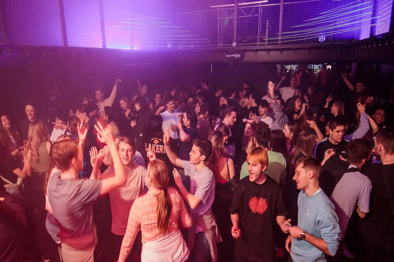Dansende leerlingen op schoolfeest.