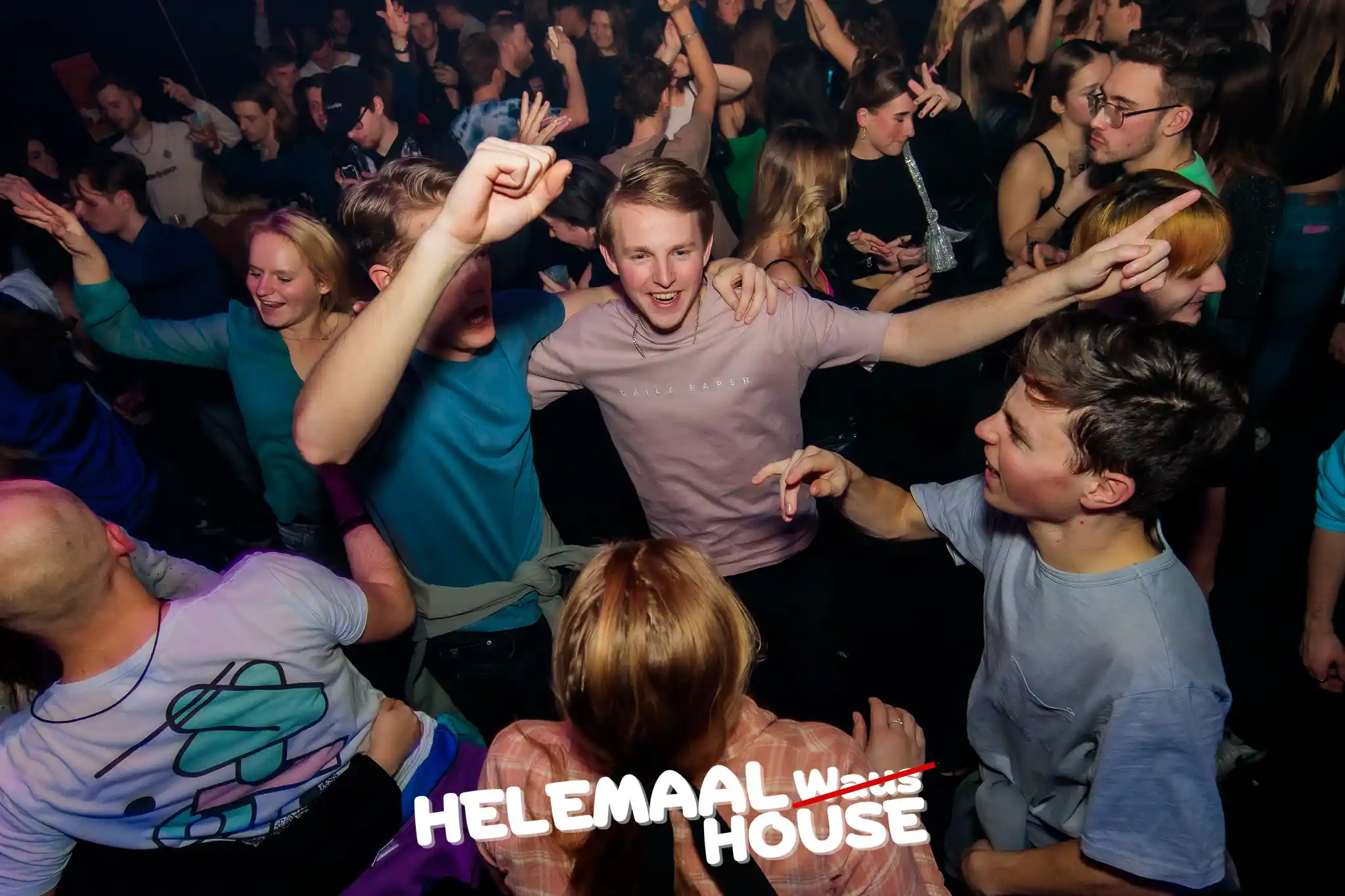 grote groep bezoekers genietende van de nacht bij een feest