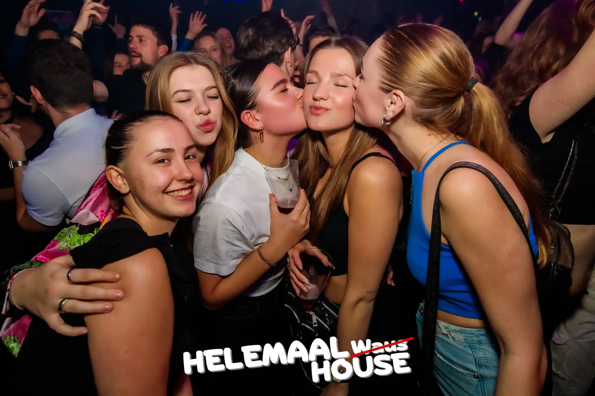 vijf vrouwen die leuke foto maken twee vrouwen kussen een derde om de wangen