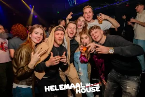 vriendengroep van zeven die poseert voor de camera