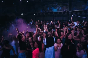 een groep leerlingen die genieten van een kerstgala