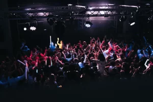 mensen zijn op een feest op hun school