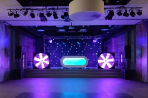 lege zaal met een opstelling van een dj booth