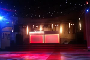 voorbeeld van een stage ontwerp met rood licht en een sterrenhemel aan het plafond